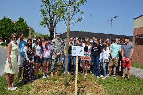 Vicenza High School students from the Environmental Science class, the Environmental Club and the National Honor Society join U.S. Army Garrison Vicenza commander Col. Robert Menist, Vice-Principal Fredo Ontiveros, teachers Kelly York and Mary Generelli to plant a tree marking Earth Day April 22. Photo by Anna Ciccotti/USAG Vicenza PAO.