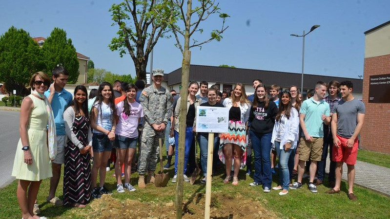 Vicenza High School students from the Environmental Science class, the Environmental Club and the National Honor Society join U.S. Army Garrison Vicenza commander Col. Robert Menist, Vice-Principal Fredo Ontiveros, teachers Kelly York and Mary Generelli to plant a tree marking Earth Day April 22. Photo by Anna Ciccotti/USAG Vicenza PAO.