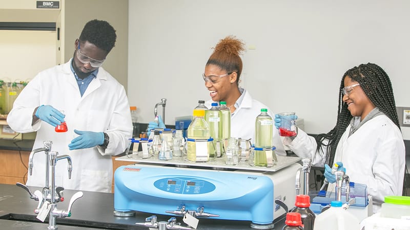 3 Benedict College students working in a laboratory