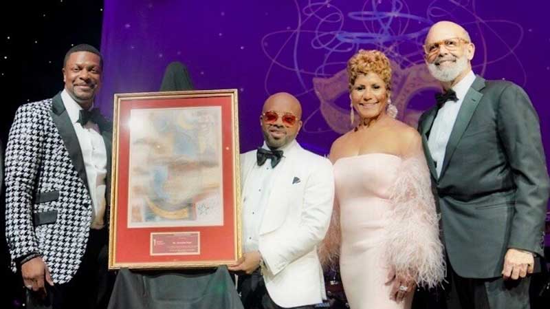 Mayor's Masked-Ball honoree Jermaine Dupri accepting MASKED Award 