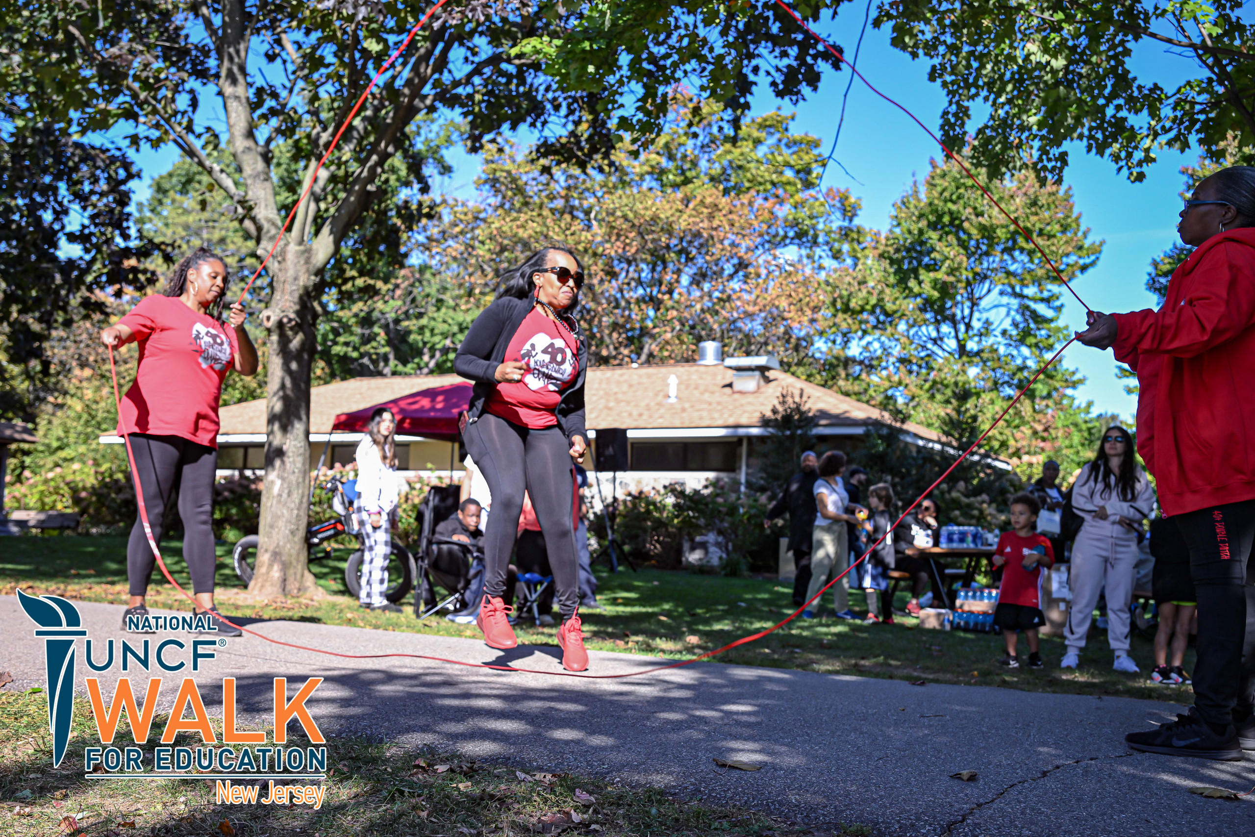 three women playing double dutch