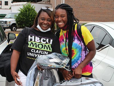 A mother and her daughter on move-in day at Claflin