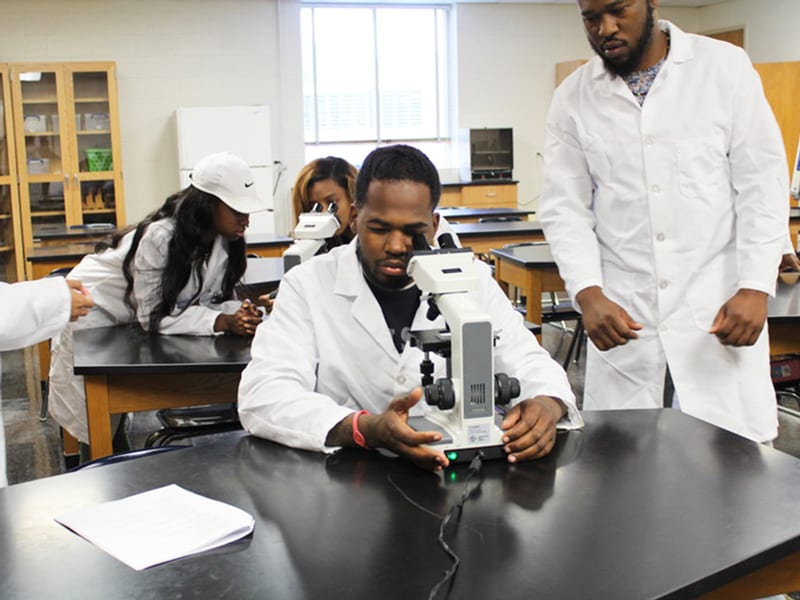 4 Texas College students working in laboratory
