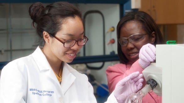 2 female Spelman College students working in a laboratory