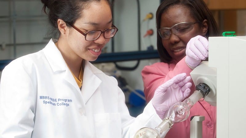 2 female Spelman College students working in a laboratory